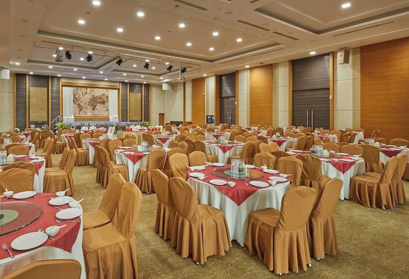 Отель Welcome World Beachfront Resort