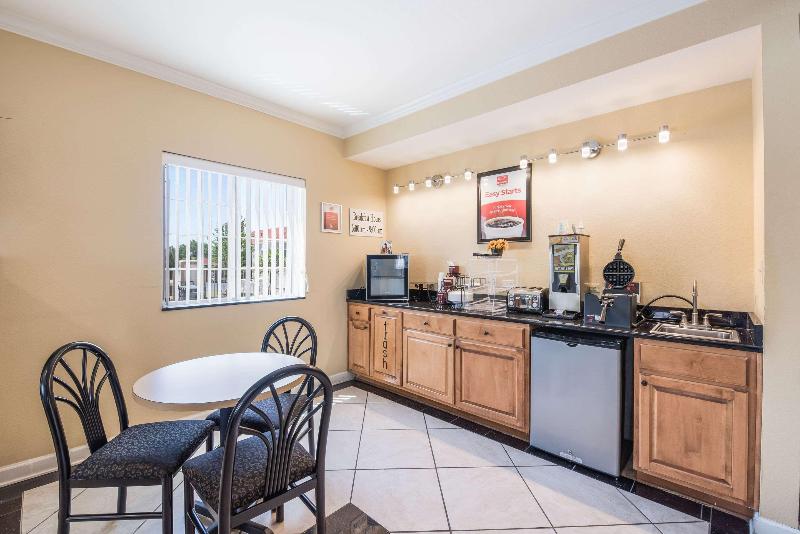 Мотель Econo Lodge Inn & Suites Bryant