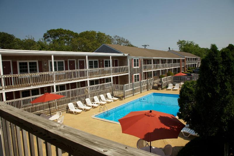 فندق على الطريق Holiday Hill Inn & Suites