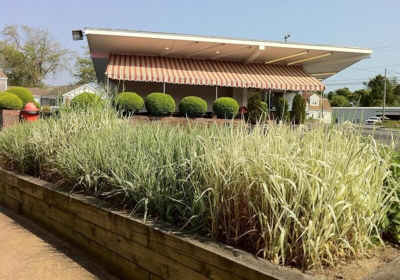 فندق على الطريق Holiday Hill Inn & Suites