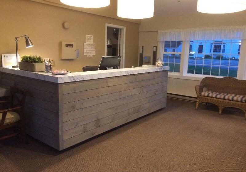 فندق على الطريق Holiday Hill Inn & Suites