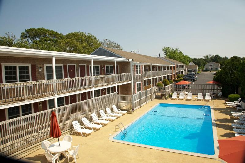 فندق على الطريق Holiday Hill Inn & Suites