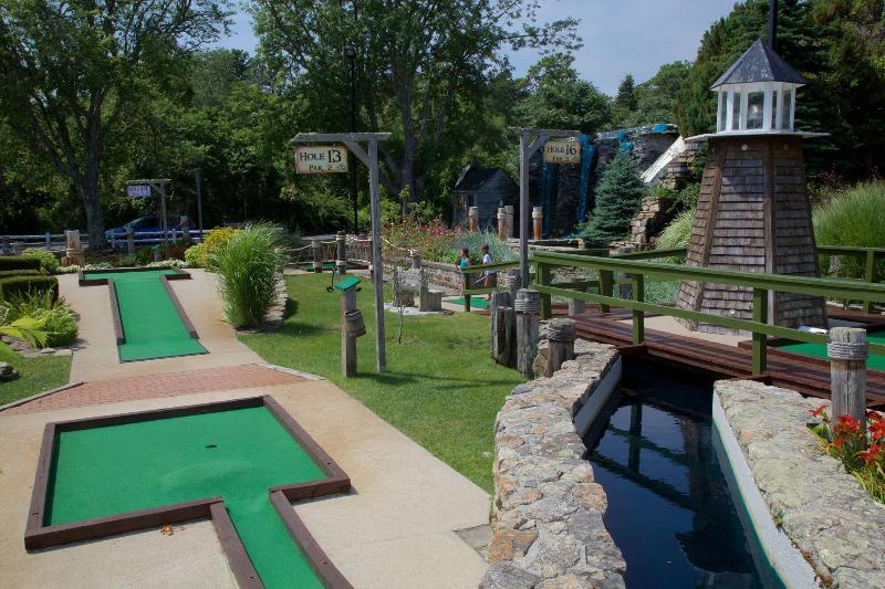 فندق على الطريق Holiday Hill Inn & Suites