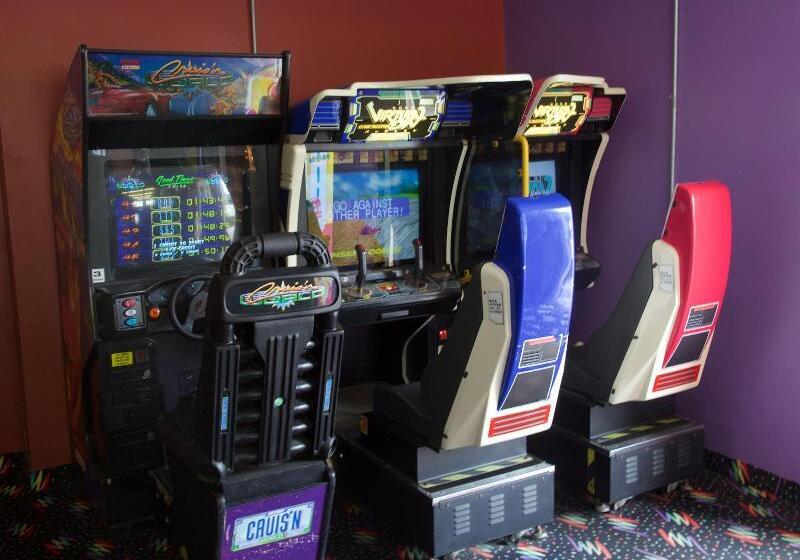 فندق على الطريق Holiday Hill Inn & Suites