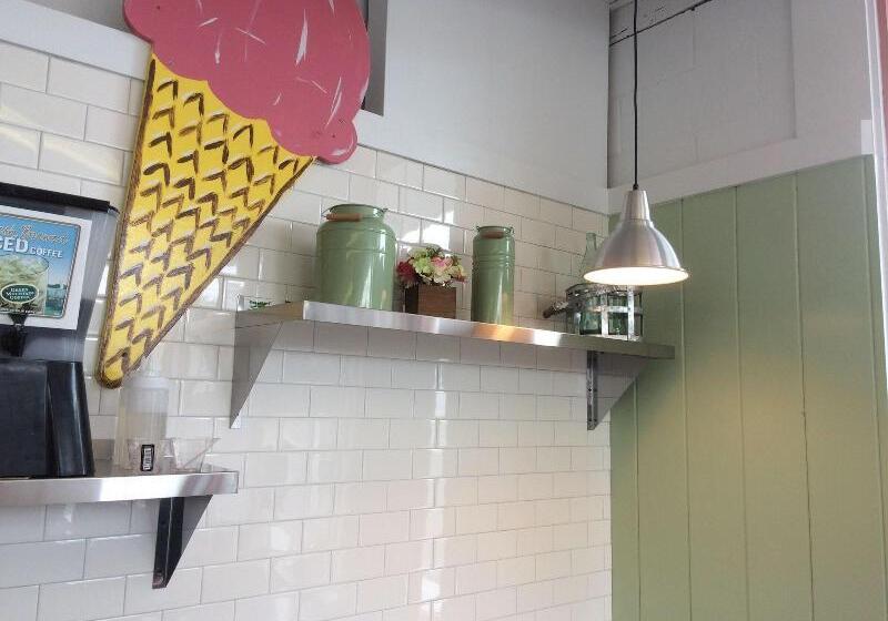 فندق على الطريق Holiday Hill Inn & Suites