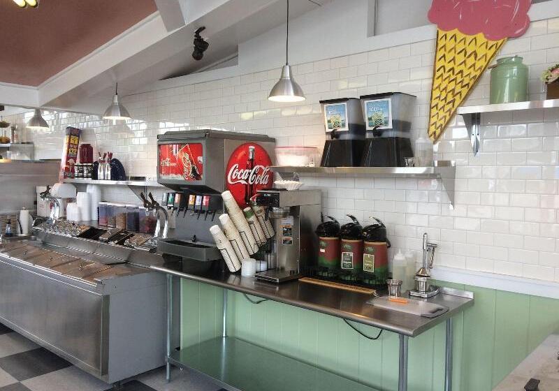 فندق على الطريق Holiday Hill Inn & Suites