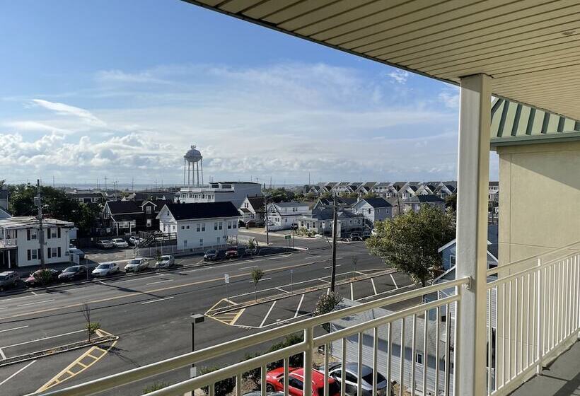 فندق على الطريق Sea Palace Inn