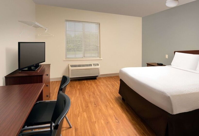 Woodspring Suites Topeka