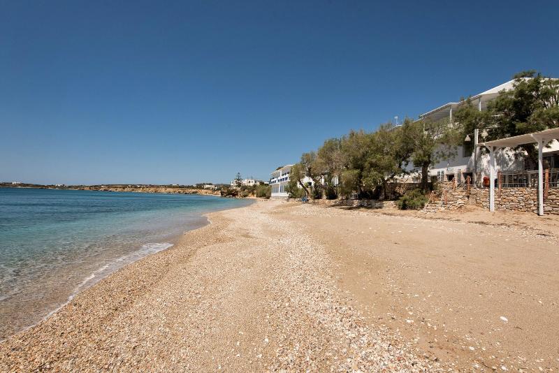 Blue Waves Suites & Apartments   To Kyma