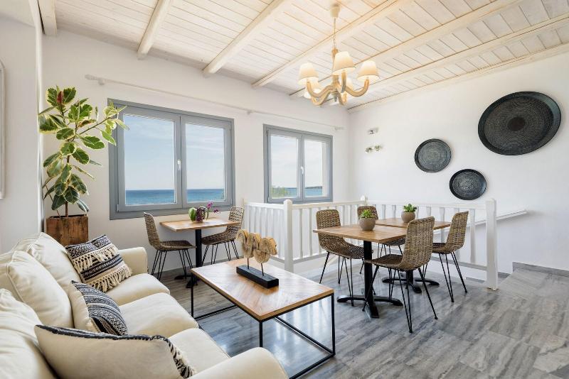 Blue Waves Suites & Apartments   To Kyma