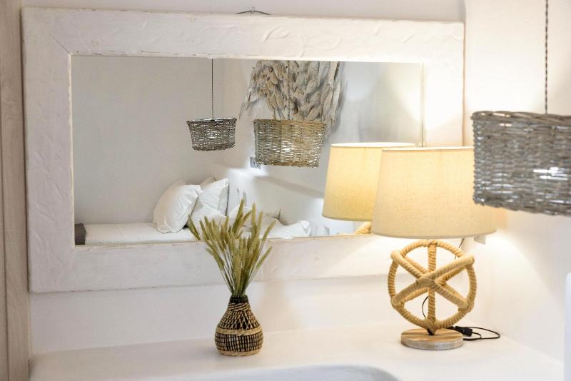 Blue Waves Suites & Apartments   To Kyma