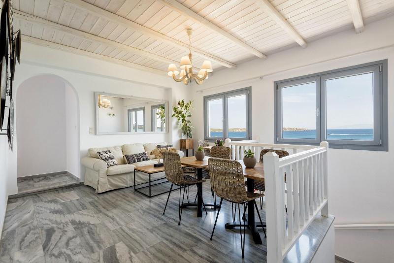 Blue Waves Suites & Apartments   To Kyma