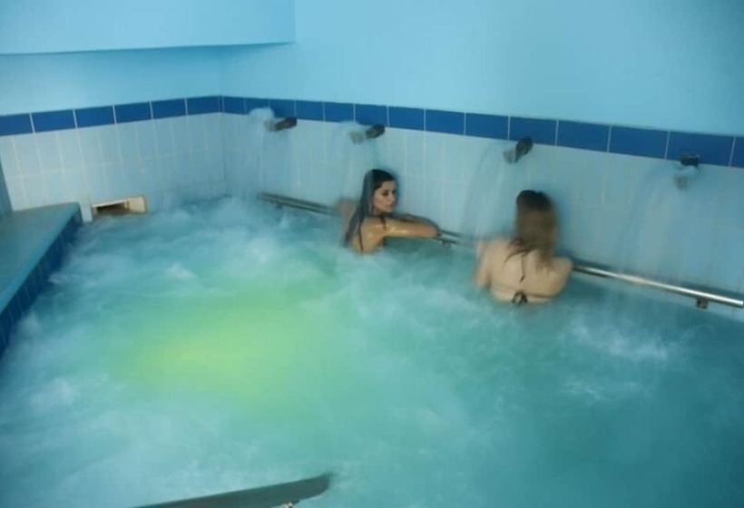 هتل 9 Queens Spa
