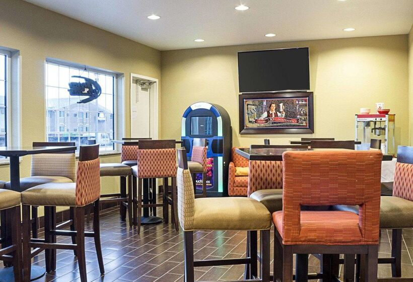 Отель Comfort Suites