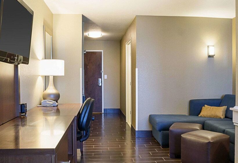 Отель Comfort Suites