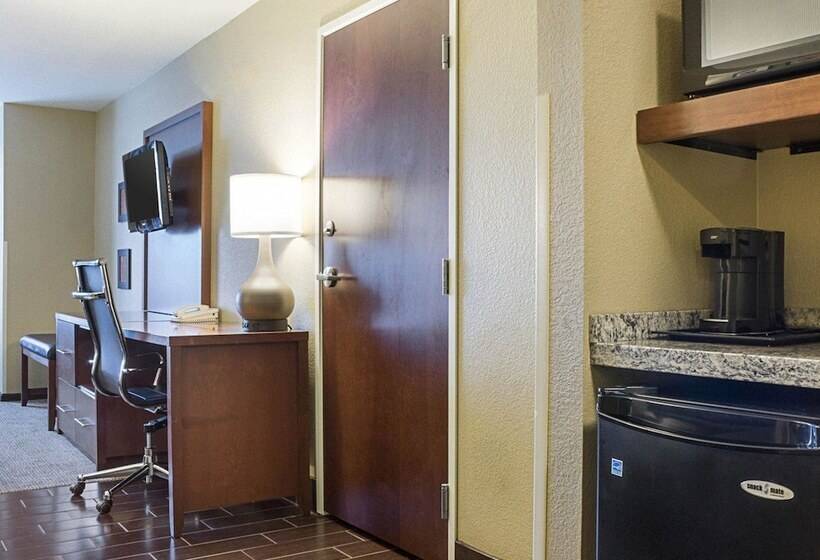 Отель Comfort Suites