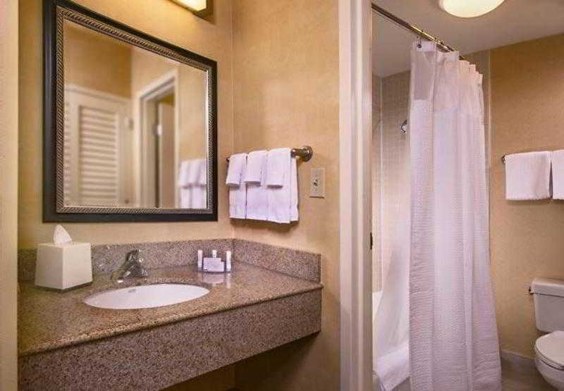 هتل Courtyard By Marriott Raleigh Cary
