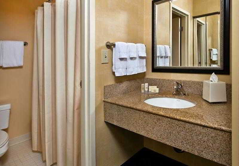 هتل Courtyard By Marriott Raleigh Cary