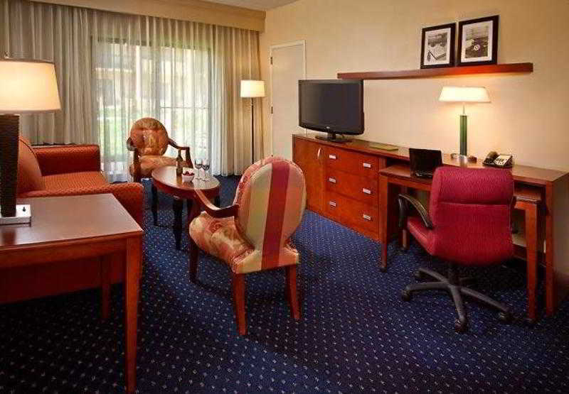 هتل Courtyard By Marriott Raleigh Cary