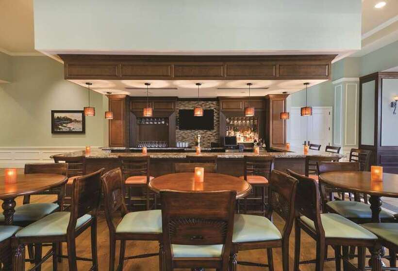 هتل Embassy Suites By Hilton Savannah Historic District