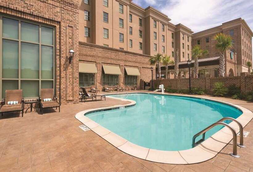 هتل Embassy Suites By Hilton Savannah Historic District