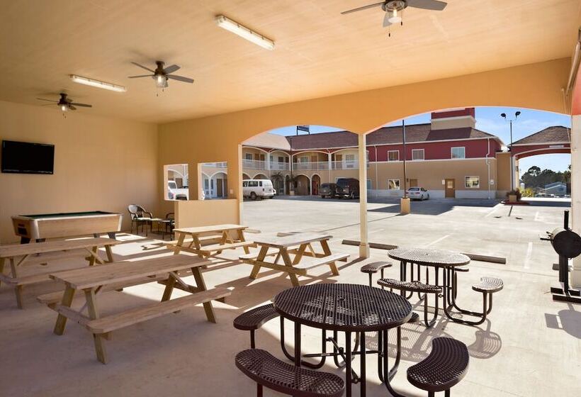 Отель Executive Inn & Suites