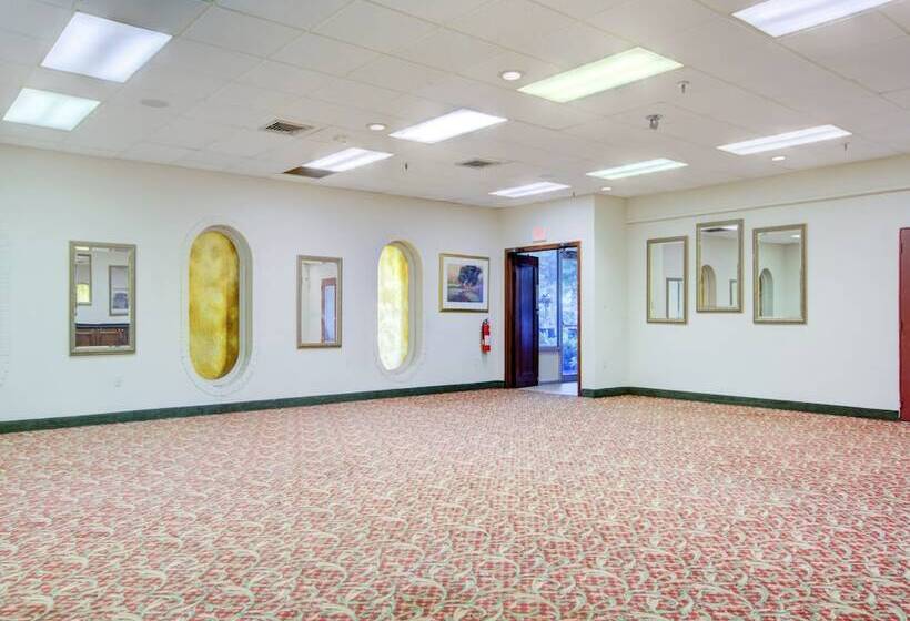 OYO Hotel Dundee By Crystal Lake