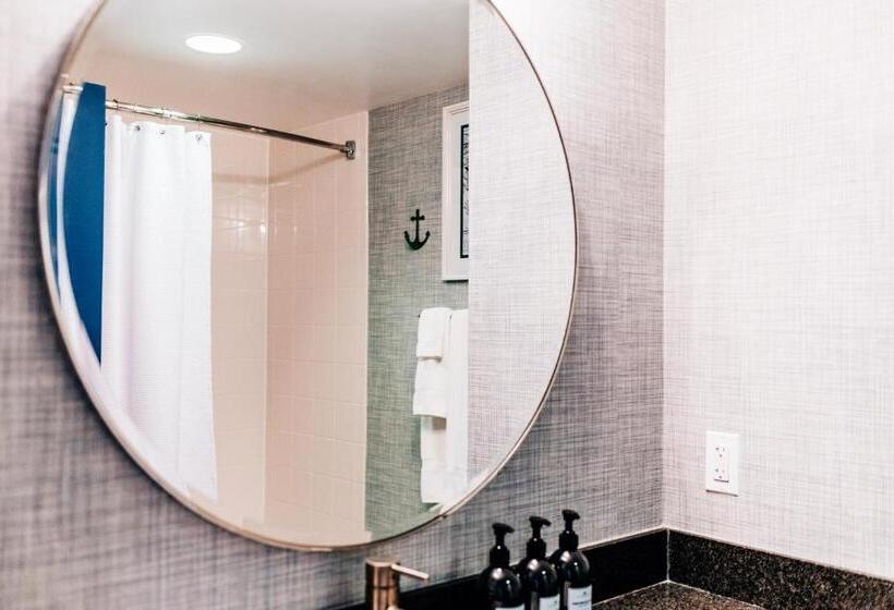 Salem Waterfront Hotel & Suites