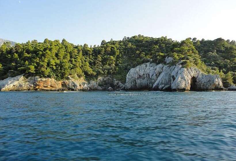 هتل Xenia Residence & Suites