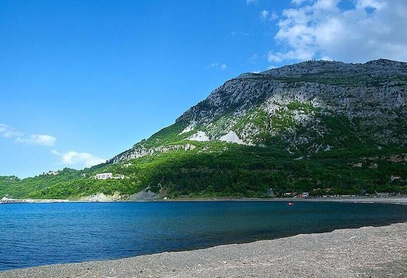 هتل Xenia Residence & Suites