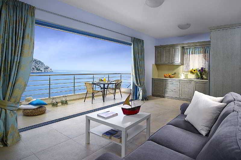 هتل Xenia Residence & Suites