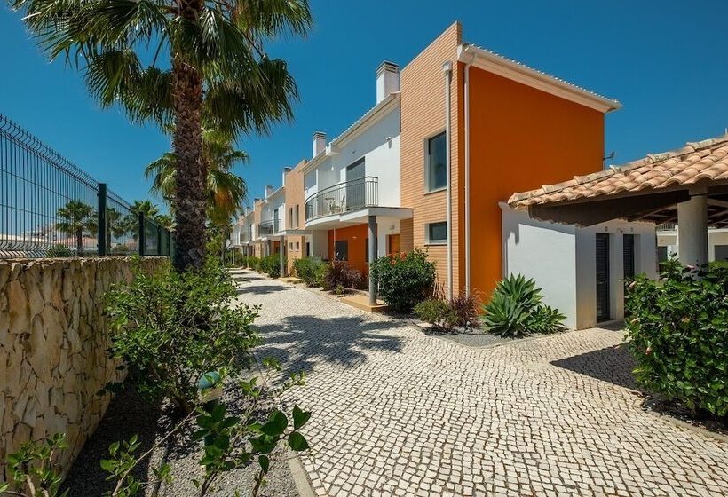 Jardins De Pera Vila M