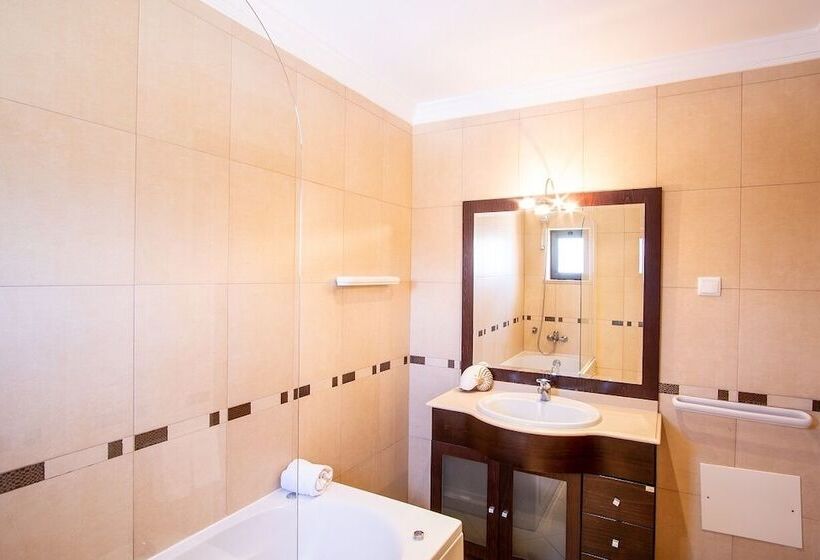 Jardins De Pera Vila M