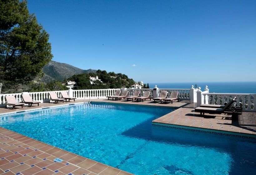 Macdonald La Ermita Resort