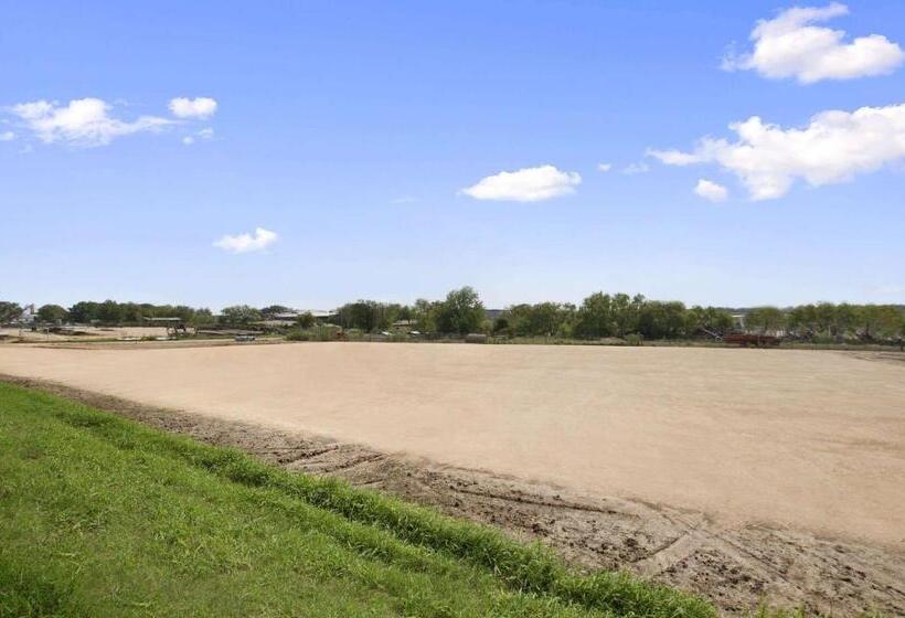 בית מלון כפרי Sonesta Essential Gonzales Tx