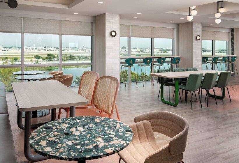 ホテル Home2 Suites By Hilton Miami Airport South Blue Lagoon