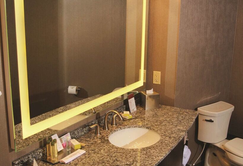 DoubleTree by Hilton Hotel Bemidji