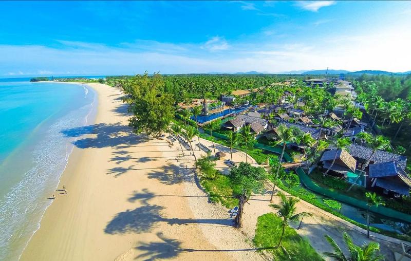 Graceland Khaolak Beachfront Resort