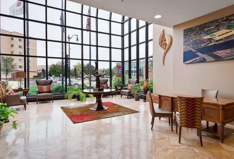 Oshkosh Marriott Waterfront Hotel & Convention Center