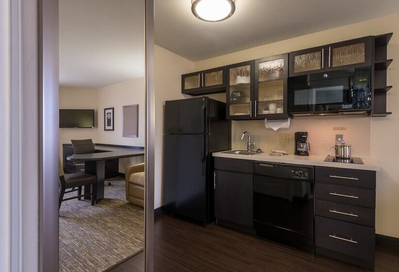 فندق Candlewood Suites Del City, An Ihg