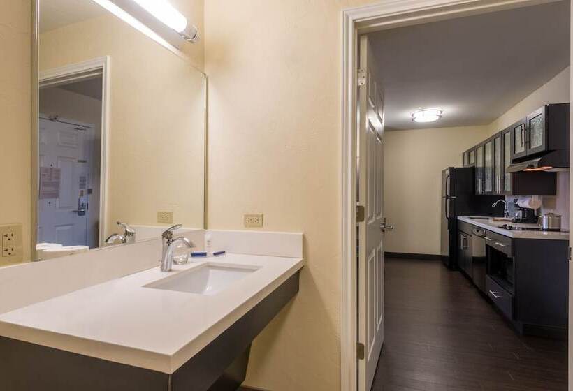 فندق Candlewood Suites Del City, An Ihg