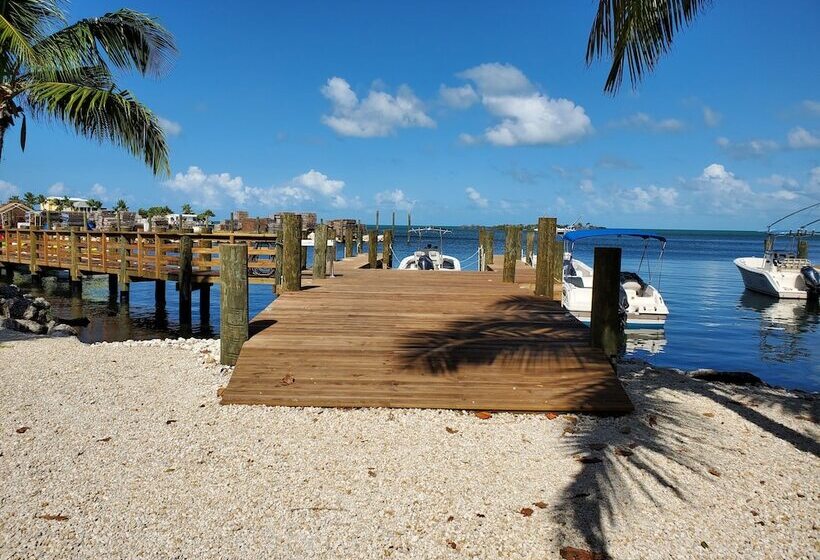 فندق Captain Pip's Marina & Hideaway