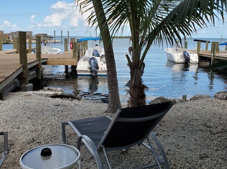 فندق Captain Pip's Marina & Hideaway