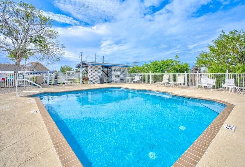 فندق Captain Pip's Marina & Hideaway