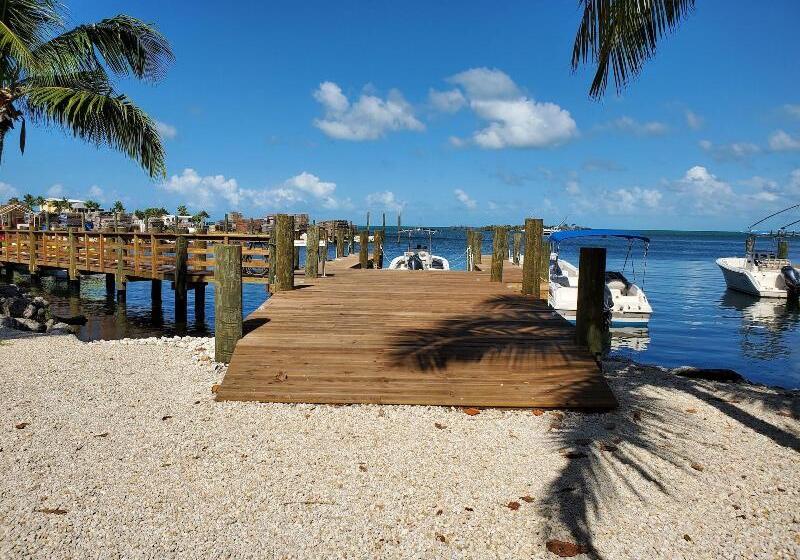 فندق Captain Pip's Marina & Hideaway