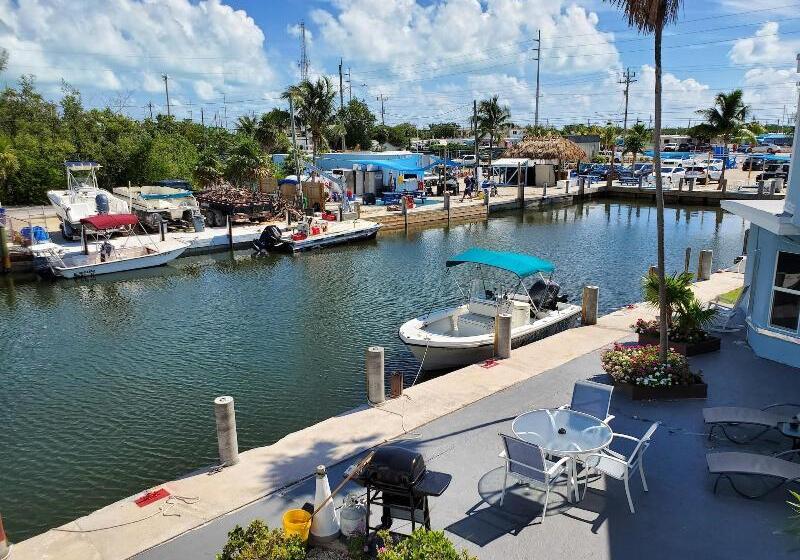 فندق Captain Pip's Marina & Hideaway