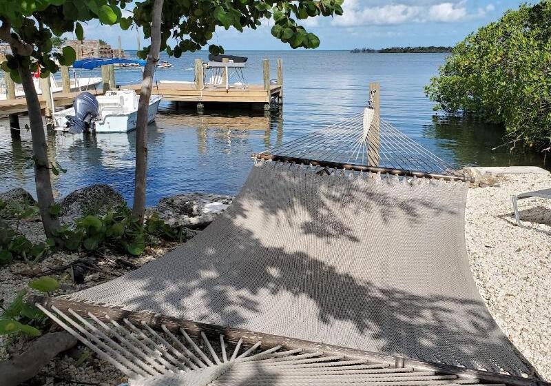 فندق Captain Pip's Marina & Hideaway