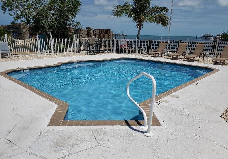 فندق Captain Pip's Marina & Hideaway