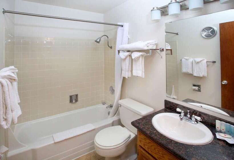 فندق Clarion Inn Surfrider Resort