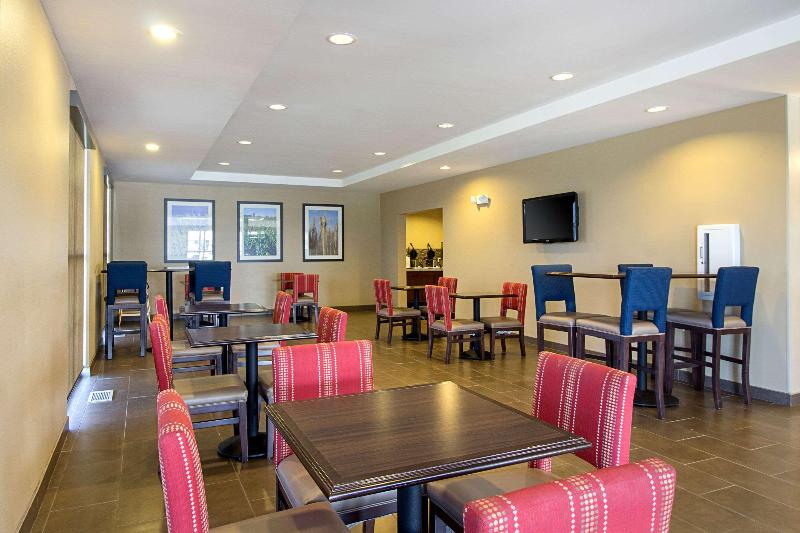 فندق Comfort Suites And Conference Center